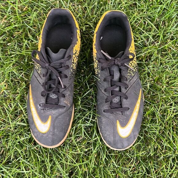 Nike Bombax Indoor Soccer
Shoes Boys 6 Youth Black & Orange - Picture 3 of 10